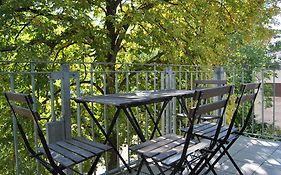 Adoreo Apartments&Suites